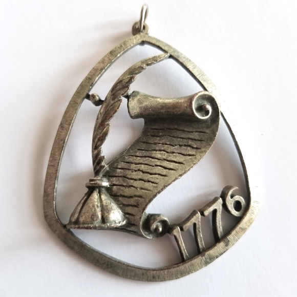 Vintage Jewelry - Vintage 1776 Declaration of Independence pendant silver tone